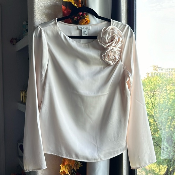 Rachel Zoe Cream champagne front-lined 3d floral statin style blouse size M nwot - Picture 2 of 11